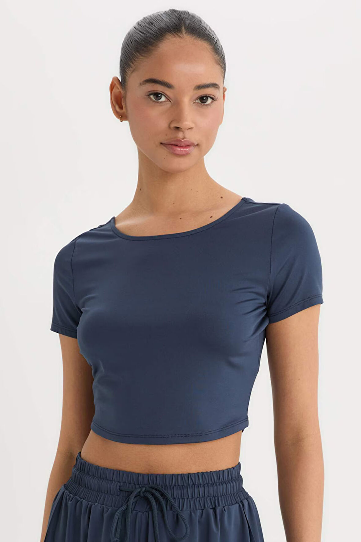 DeFactoFit Crop Top Bisiklet Yaka Sporcu Kısa Kollu Tişört E2663AX25SMNV249