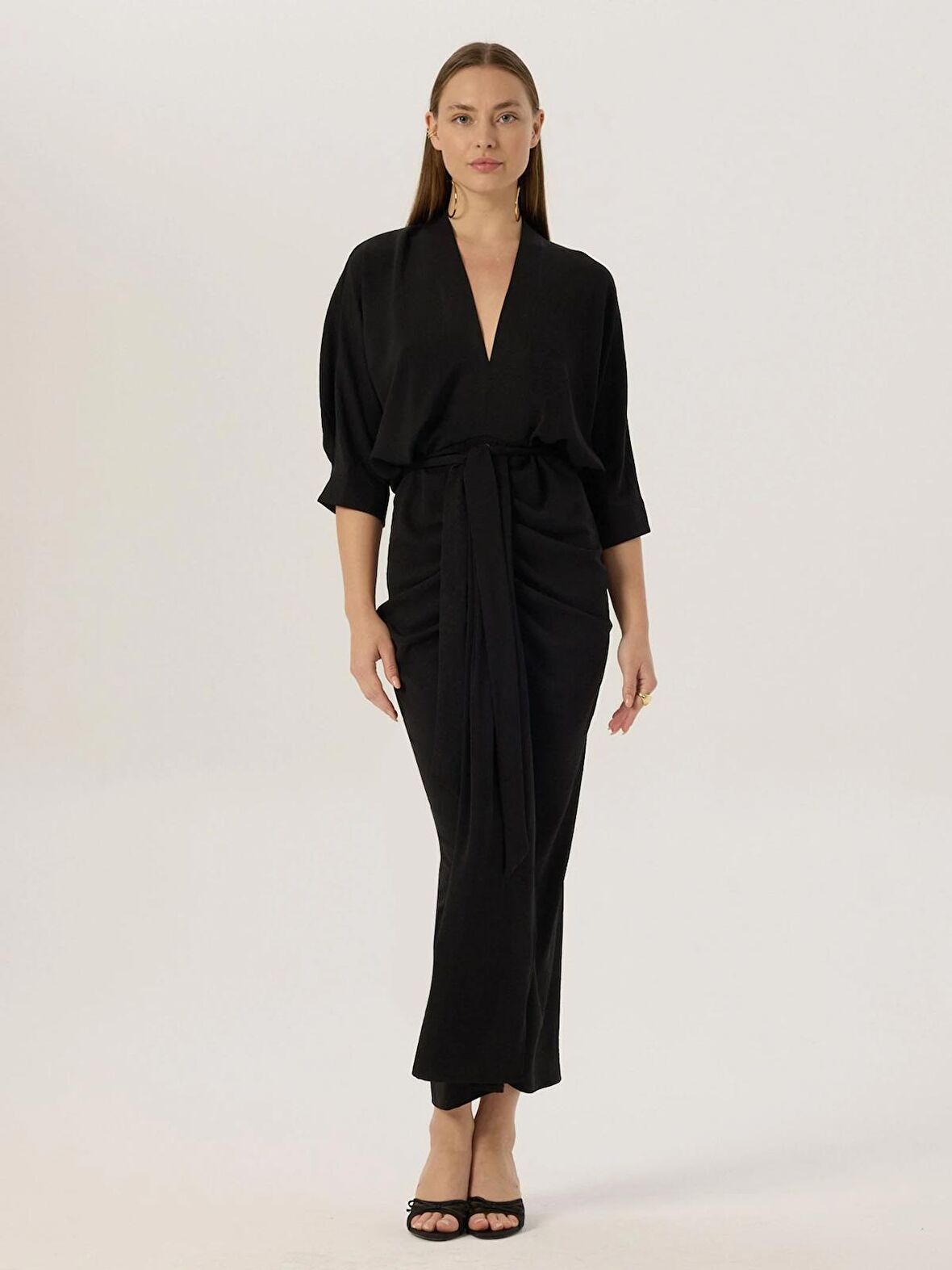 Eteği Süs Düğmeli ve Büzgülü Yırtmaçlı Elbise - Siyah