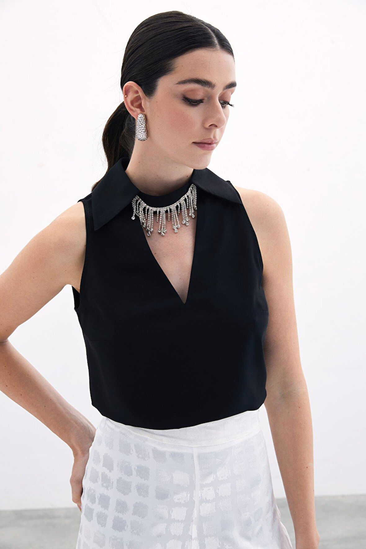 Sateen Taş Aksesuar Detaylı Kolsuz Bluz 1726-1007