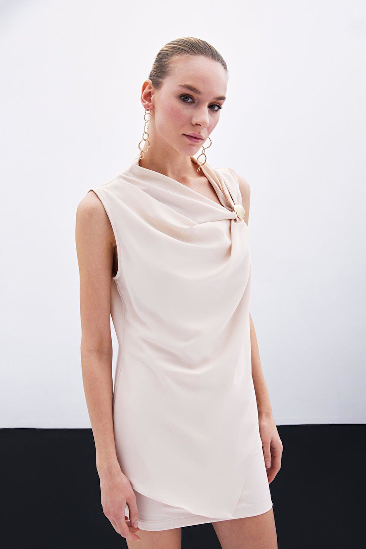 Sateen Tek Omzu Aksesuarlı Kolsuz Kadın Bluz 1737-1018