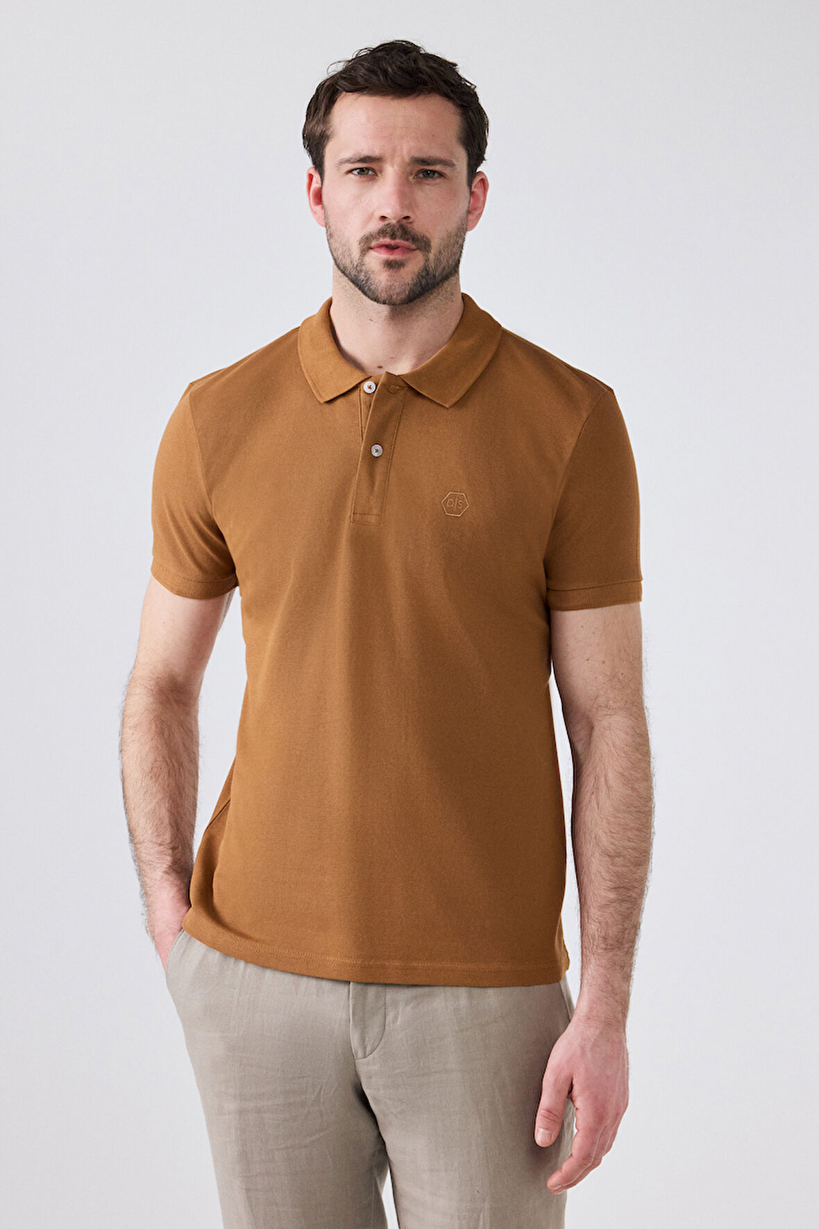 D'S Damat Regular Fit Tütün Pike Dokulu %100 Pamuk Kıvrılmaz Polo Yaka Nakışlı T-Shirt 4HC14ORT51000
