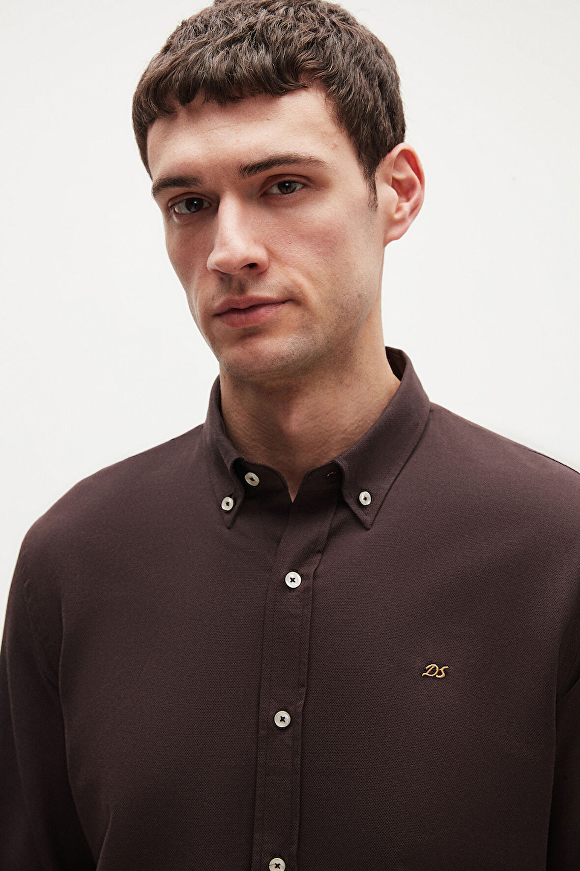 Ds Damat Slim Fit Acı Kahve Oxford Düğmeli Yaka Kolay Ütülenebilir Nakış Detaylı Pamuklu Gömlek