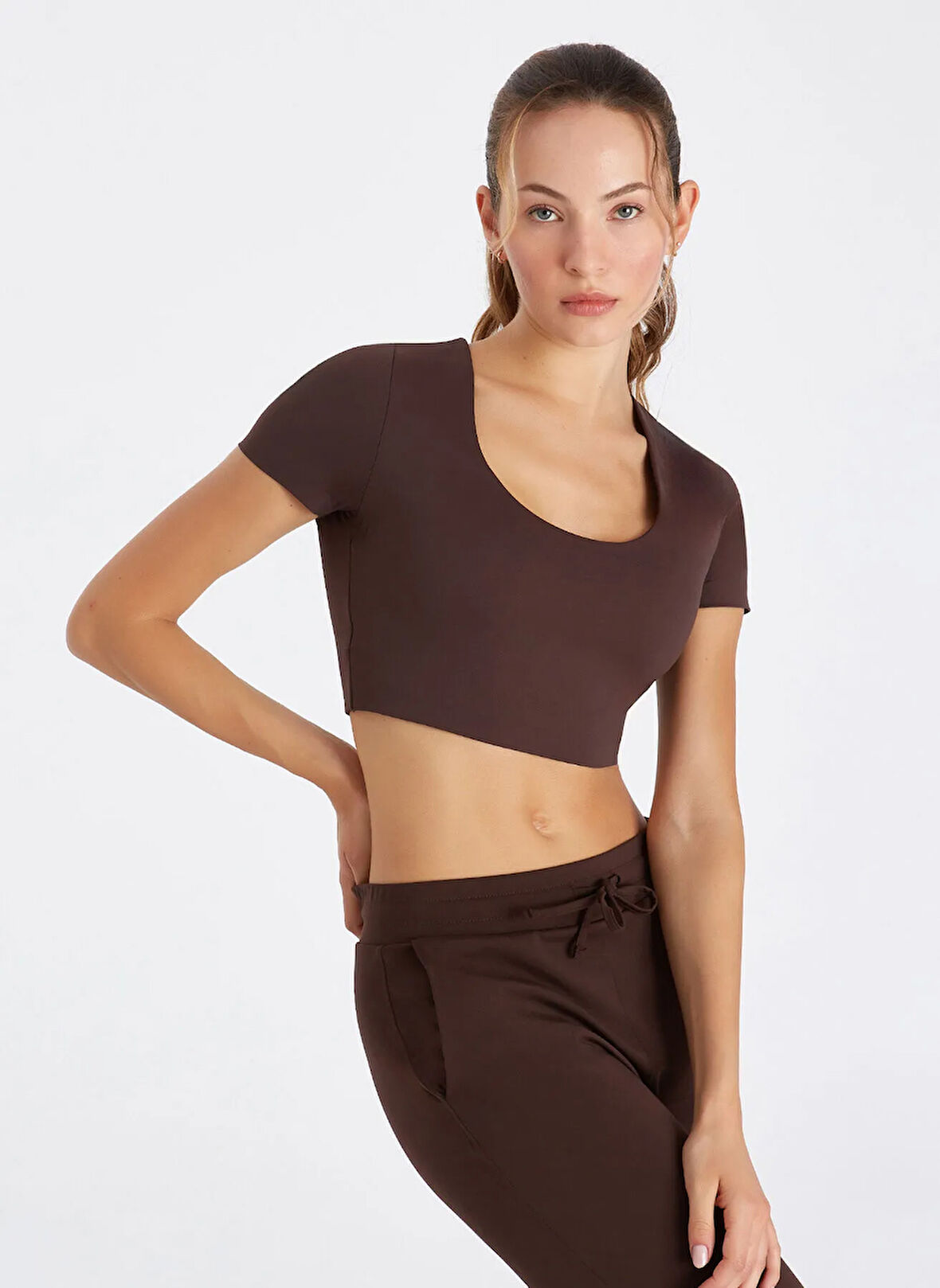 Boboist Yuvarlak Yaka Düz Koyu Kahve Kadın T-Shirt BB56W211W004