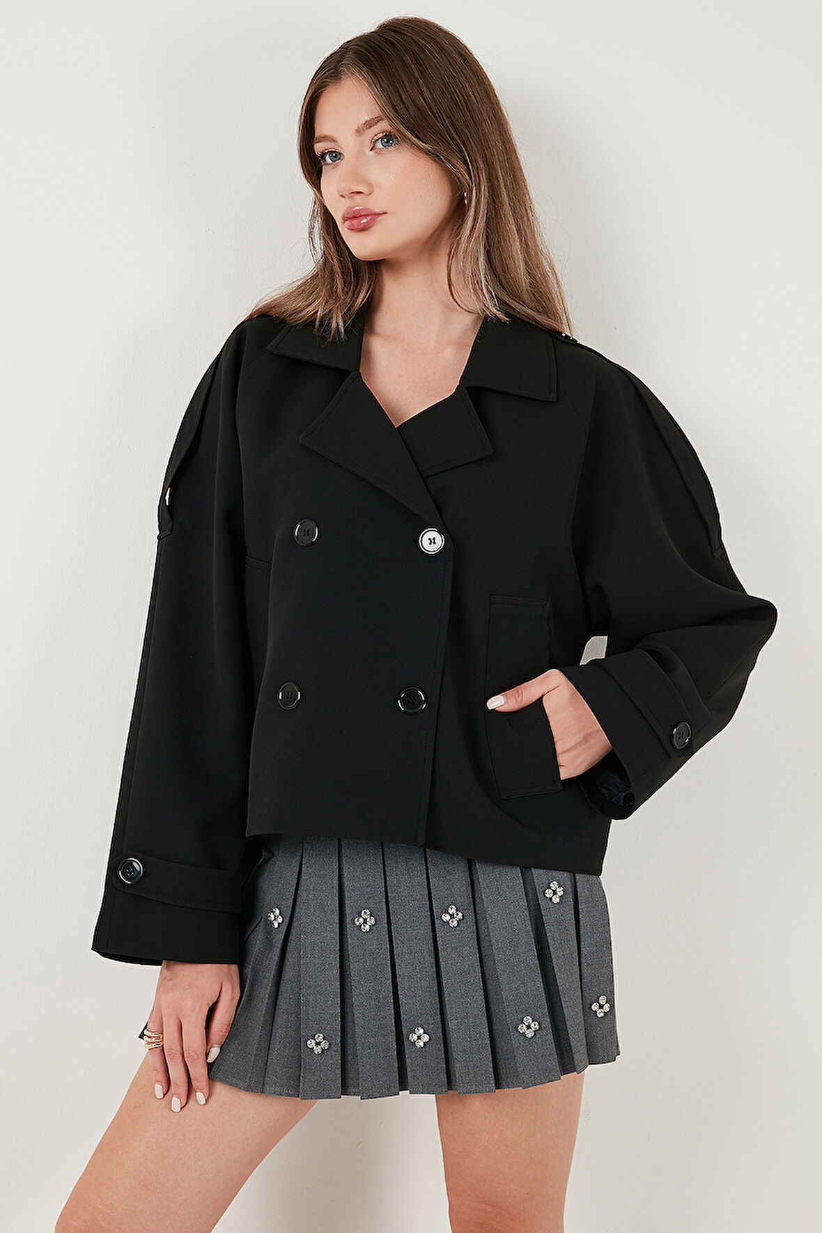 Lela Regular Fit Kruvaze Yaka Düğmeli Astarlı Kısa Trençkot Bayan TRENÇKOT 6524955