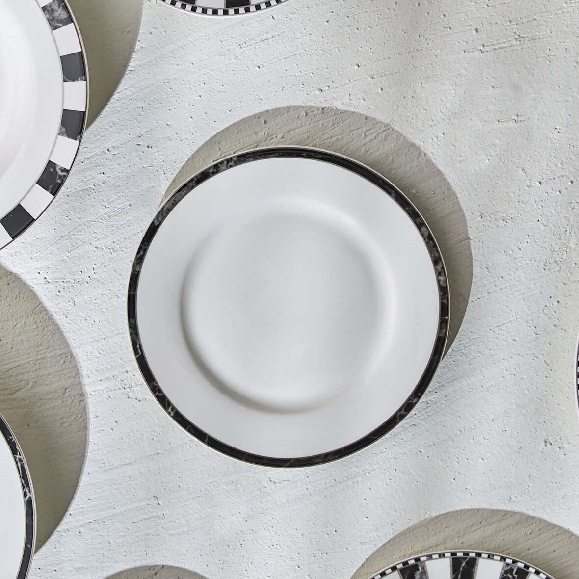 Karaca Damalı Çizgi Porselen Pasta Tabağı 19 Cm