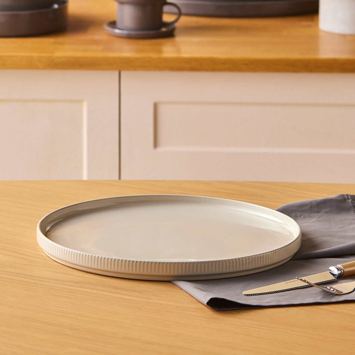 Karaca Massimo Servis Tabağı 27 cm Krem