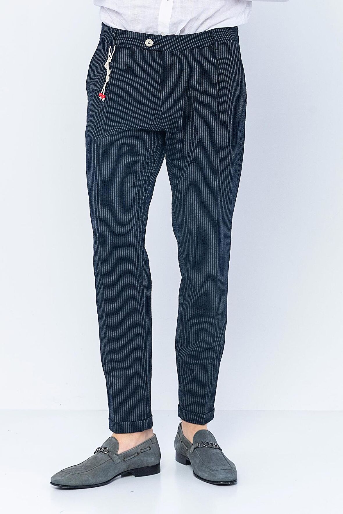 Erkek Çizgili Pileli Düğmeli Fermuarlı Aksesuar Detaylı Bürümcük Kumaş Rahat Pantolon