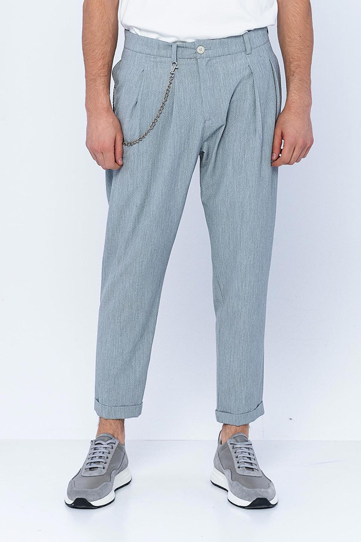 Erkek Pileli Düğmeli Fermuarlı Zincir Detaylı Kısa Paça Bürümcük Kumaş Rahat Pantolon