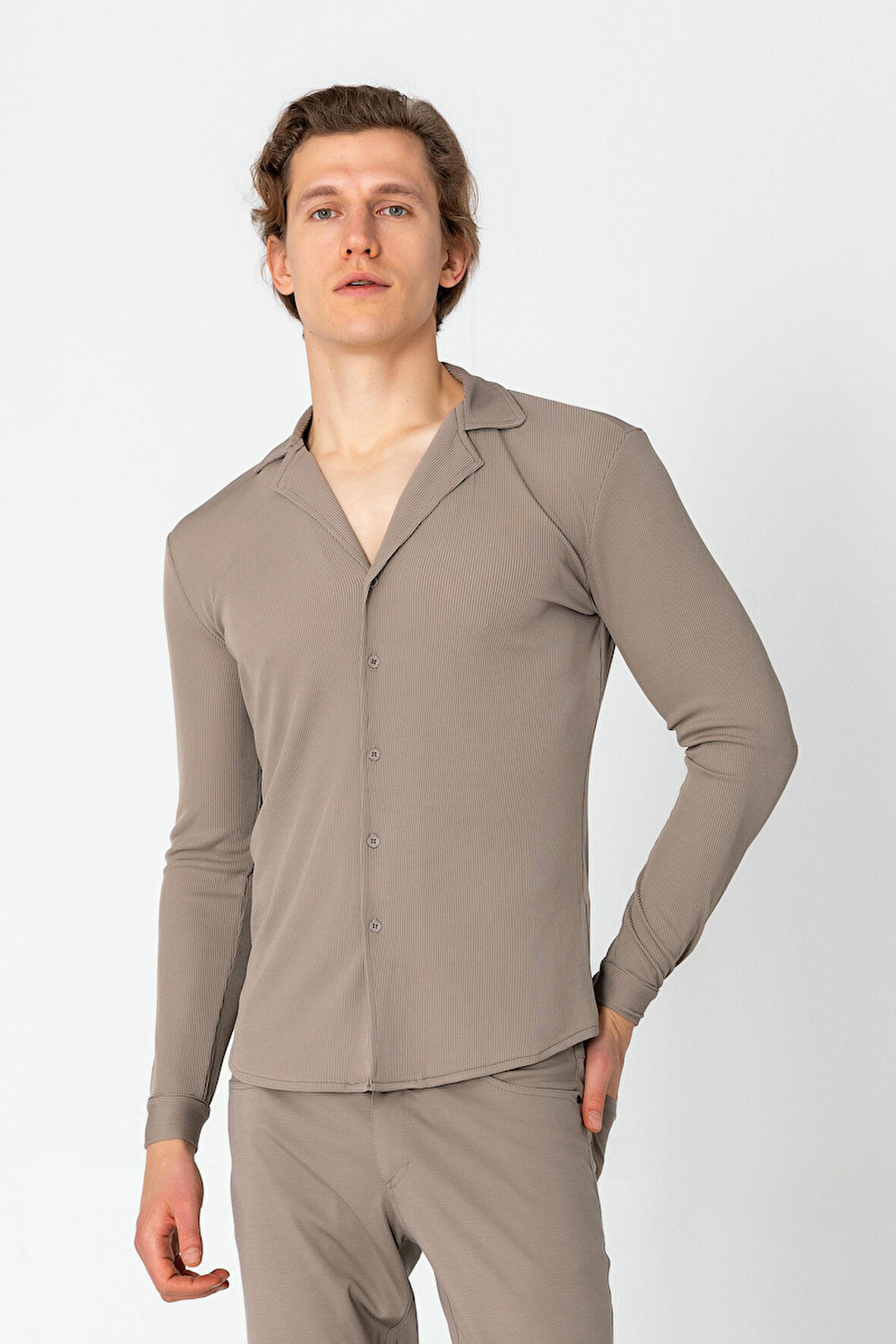 Erkek Regular Fit Rahat Giyim Apaş Yaka Yırtmaçlı Gömlek