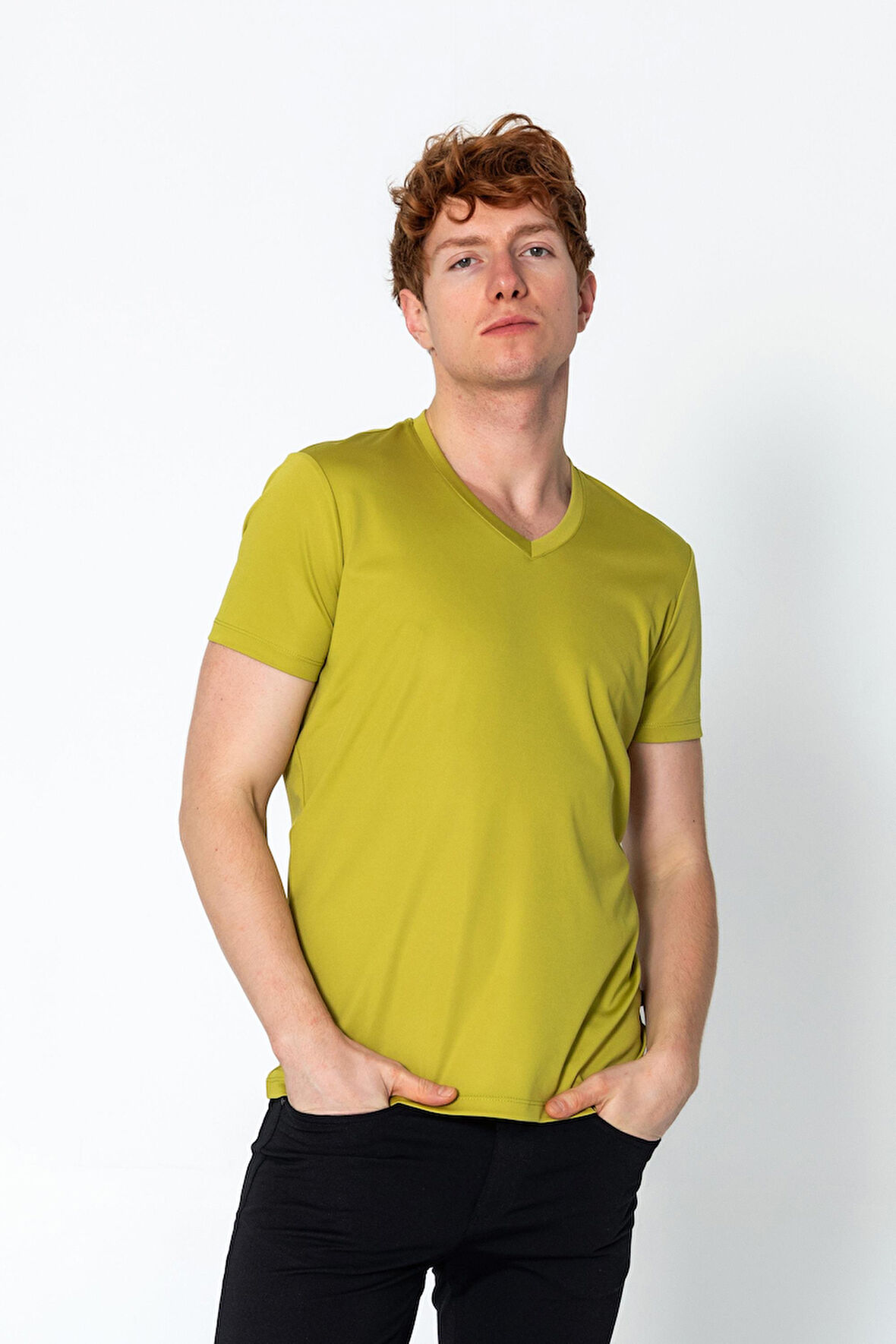 Erkek Fit Rahat Naylon V Yaka Seyahatlik Kırışmaz T-Shirt