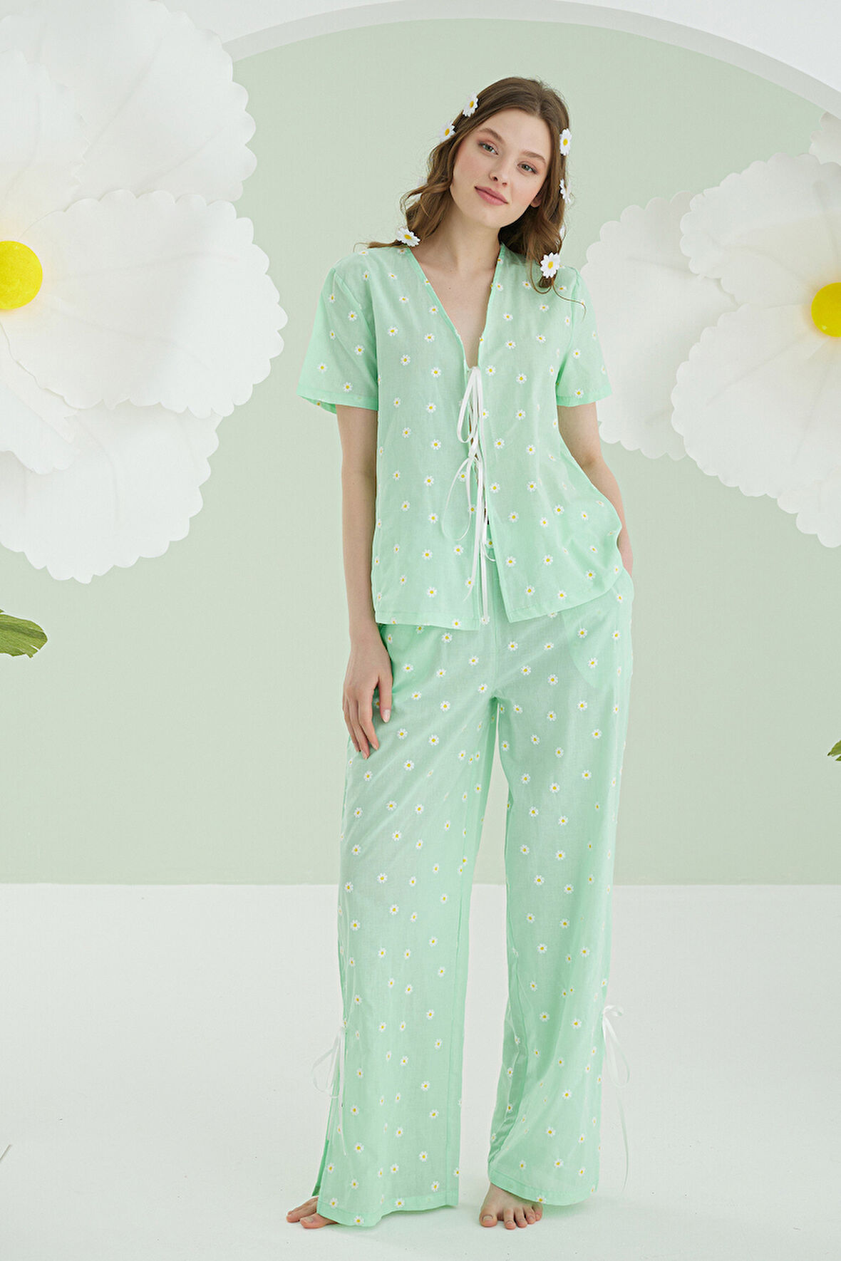 Yeşil Papatya Desenli Önden Bağlamalı Pijama Takımı