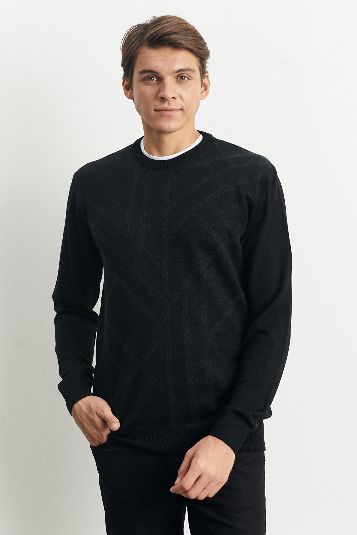 Erkek Siyah Standart Fit Normal Kesim Bisiklet Yaka Modern Desen Detaylı Kışlık Triko Kazak