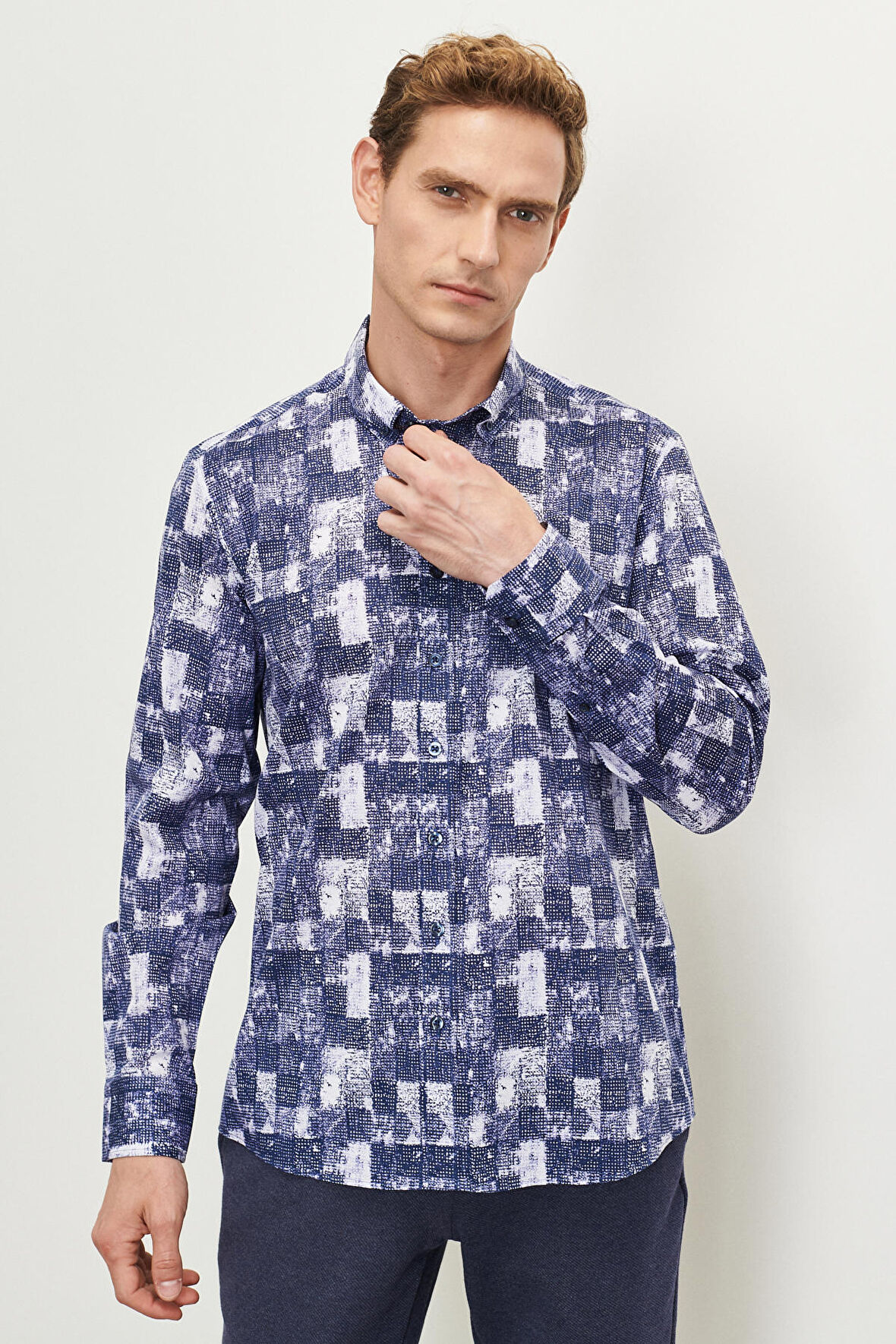 Erkek Lacivert Slim Fit Dar Kesim Düğmeli Yaka %100 Pamuk Baskılı Gömlek