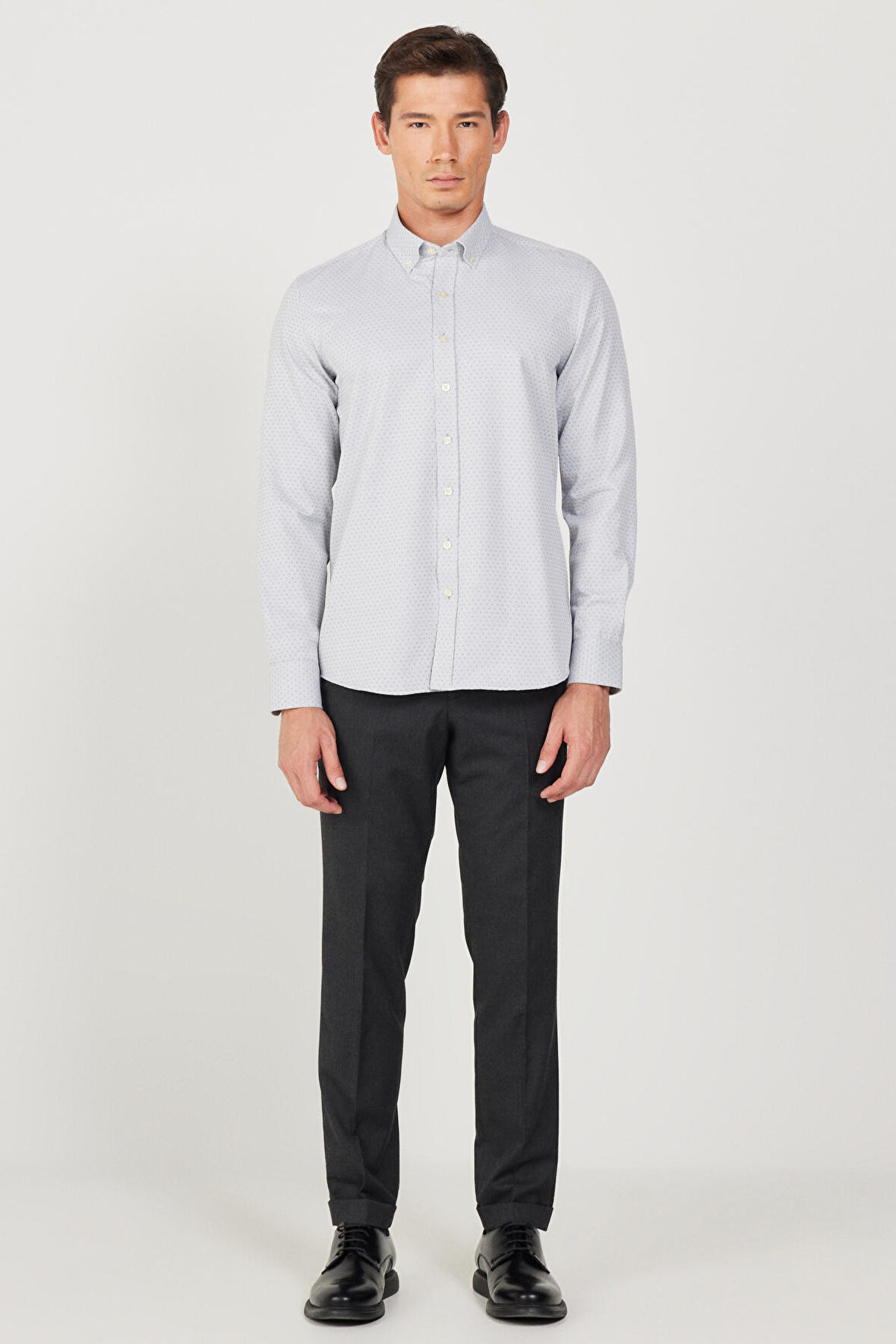 Erkek Gri Slim Fit Dar Kesim Düğmeli Yaka Armürlü Gömlek