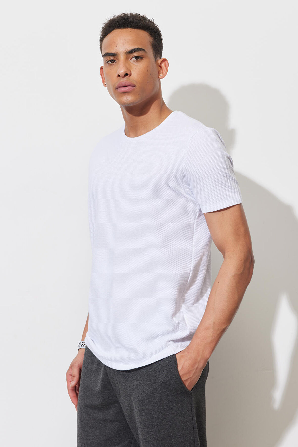 Erkek Beyaz Slim Fit Dar Kesim Bisiklet Yaka Kısa Kollu Yumuşak Tuşeli Basic Tişört