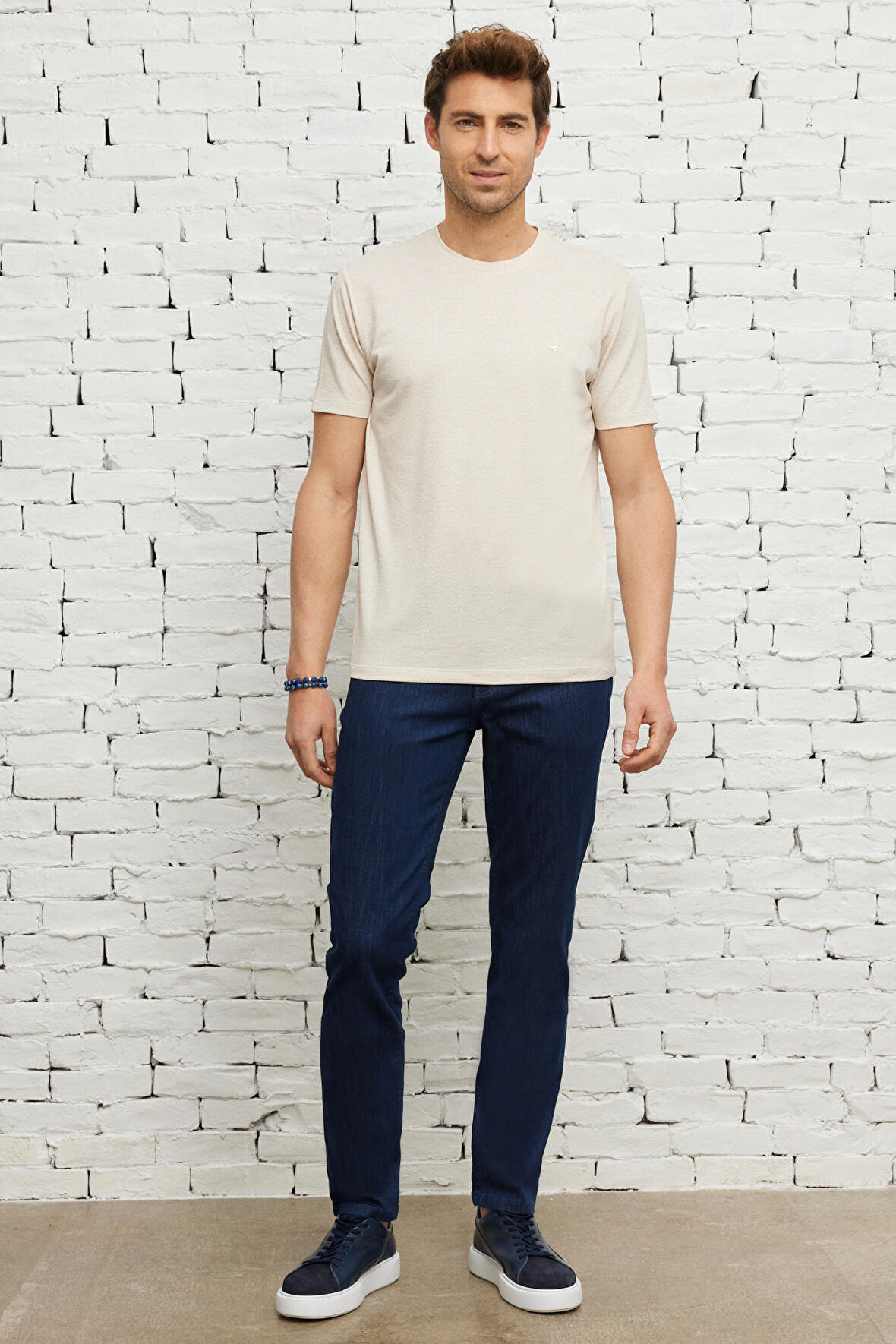 Erkek Turkuaz Beyaz Kolay Ütülenebilir Slim Fit Dar Kesim Bisiklet Yaka Jakarlı Kısa Kollu Tişört