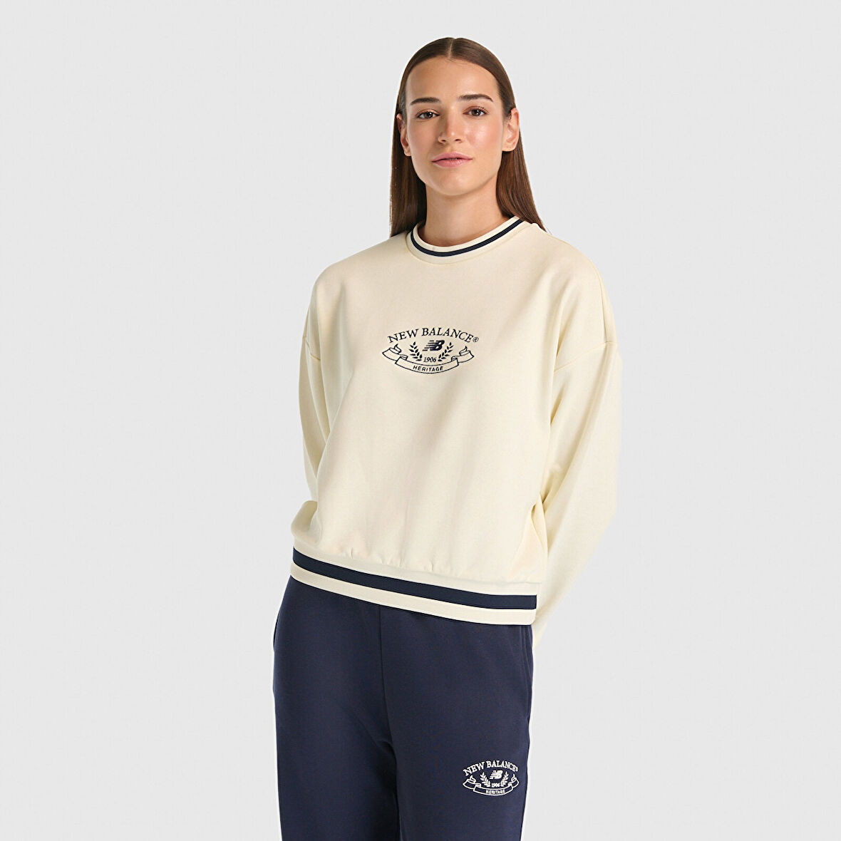 NB Lifestyle Women Sweatshirt Kadın Bej Sweatshirt - WNC3501