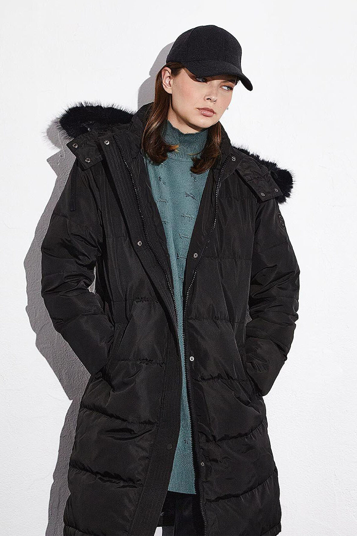 Kadın Kapitone Dik Yaka Kapüşonlu Kürklü Mont - Siyah | 44