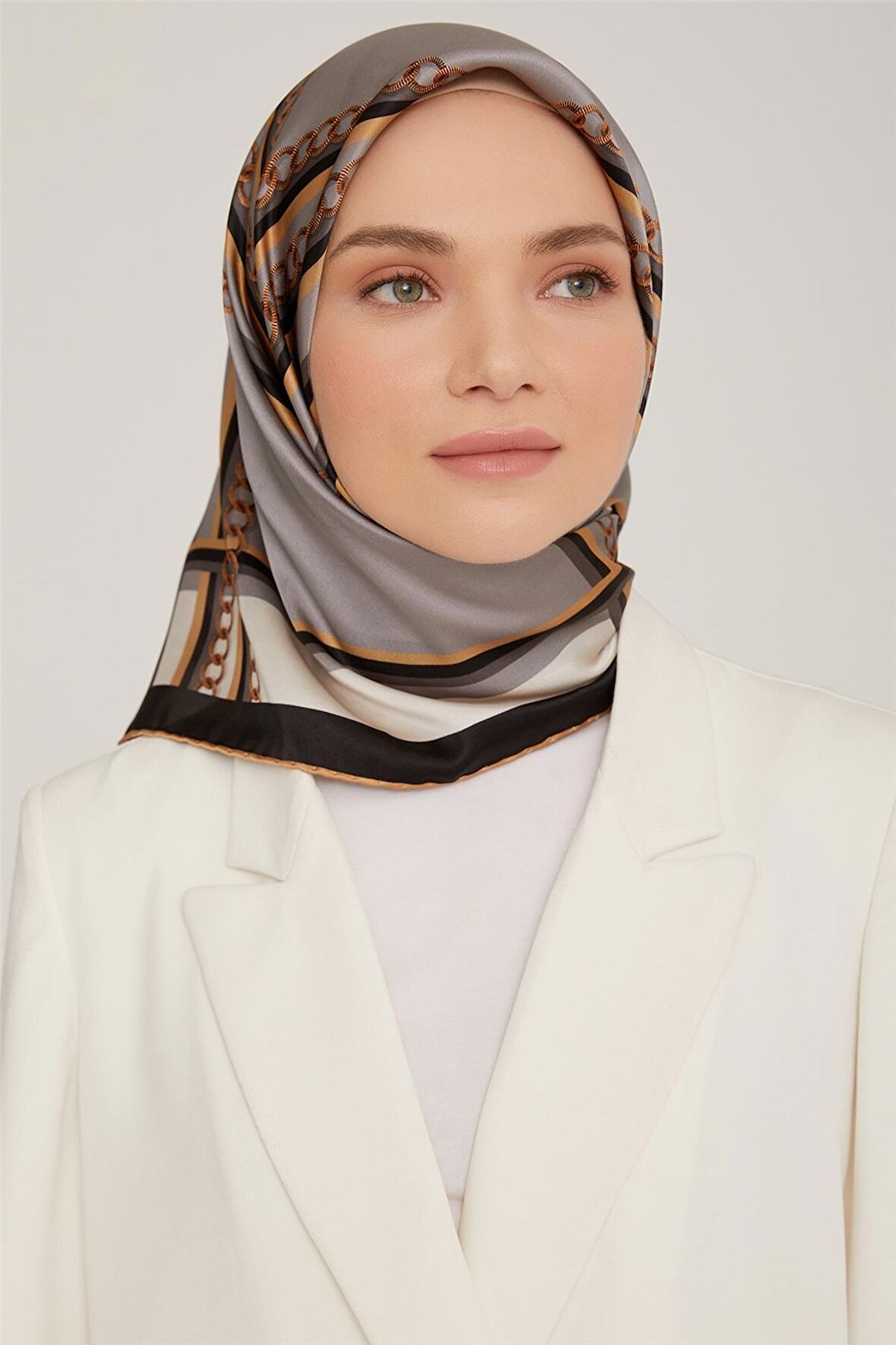 Armine Sura İpek Eşarp 22Ka8845 03