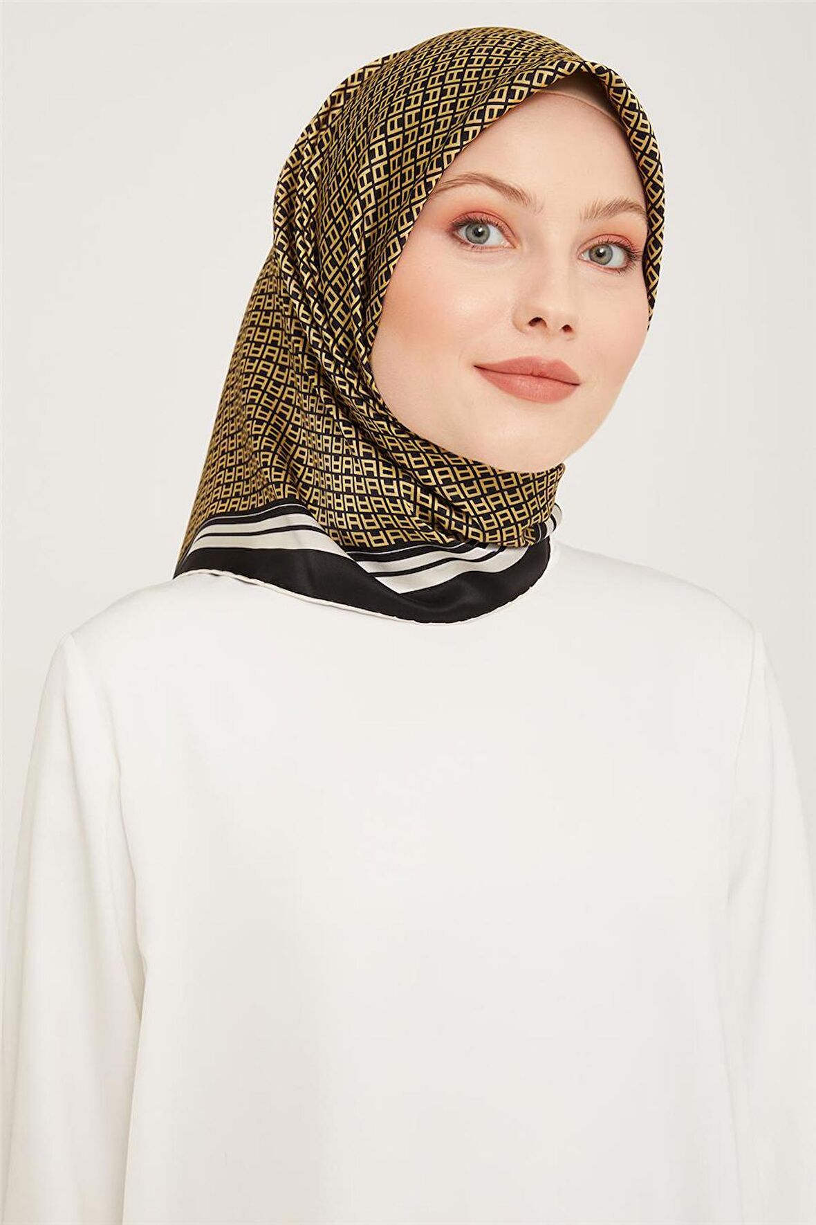 Armine Sura İpek Eşarp 23Ka9026 01