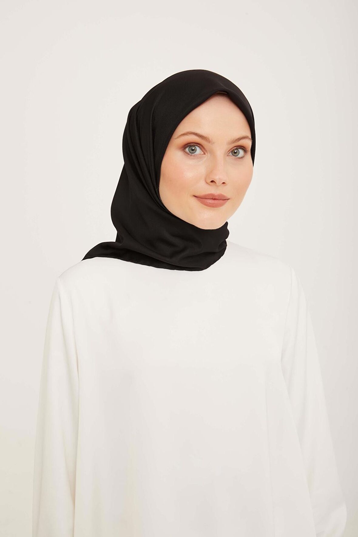 Armine Sport Siyah Düz Renk Fon Eşarp 1073