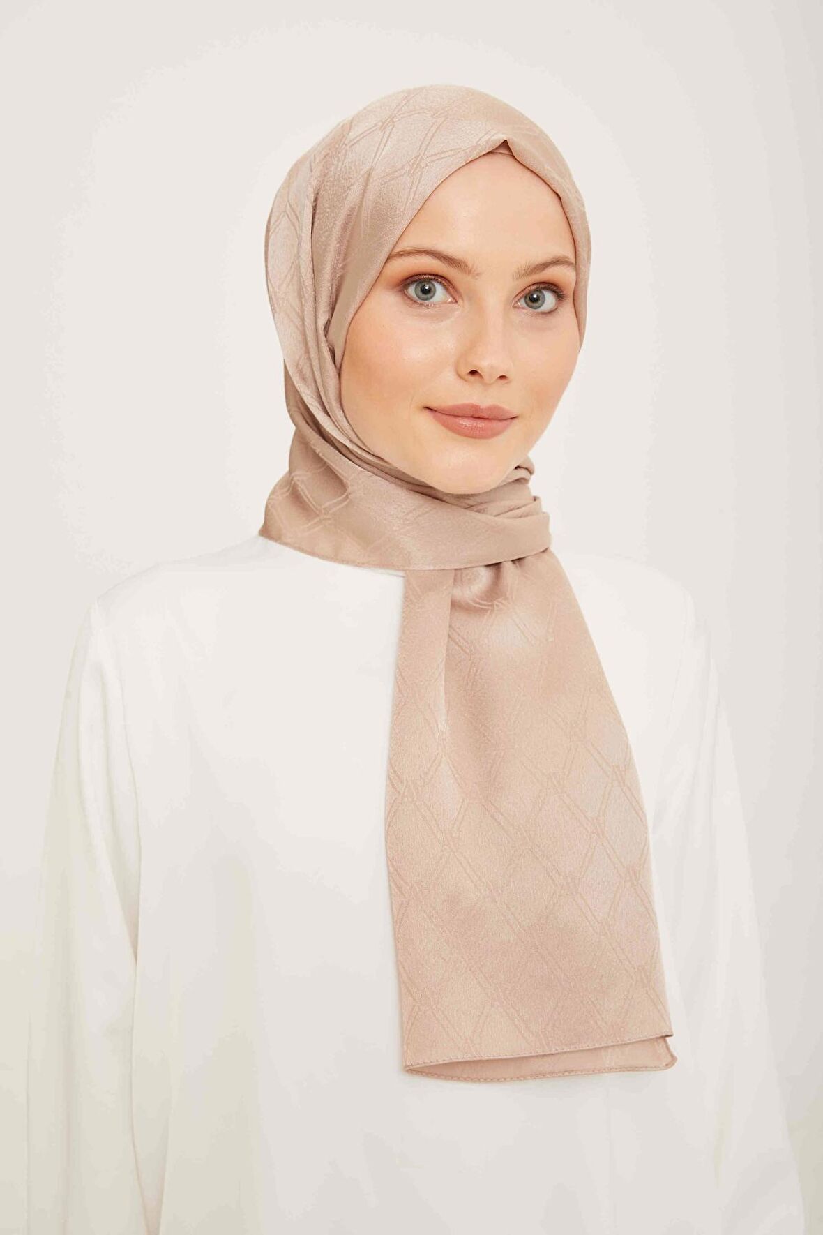 Armine Trend Jan Jan Koyu Kum Beji Monogram Desenli Jakar Şal 6-3131