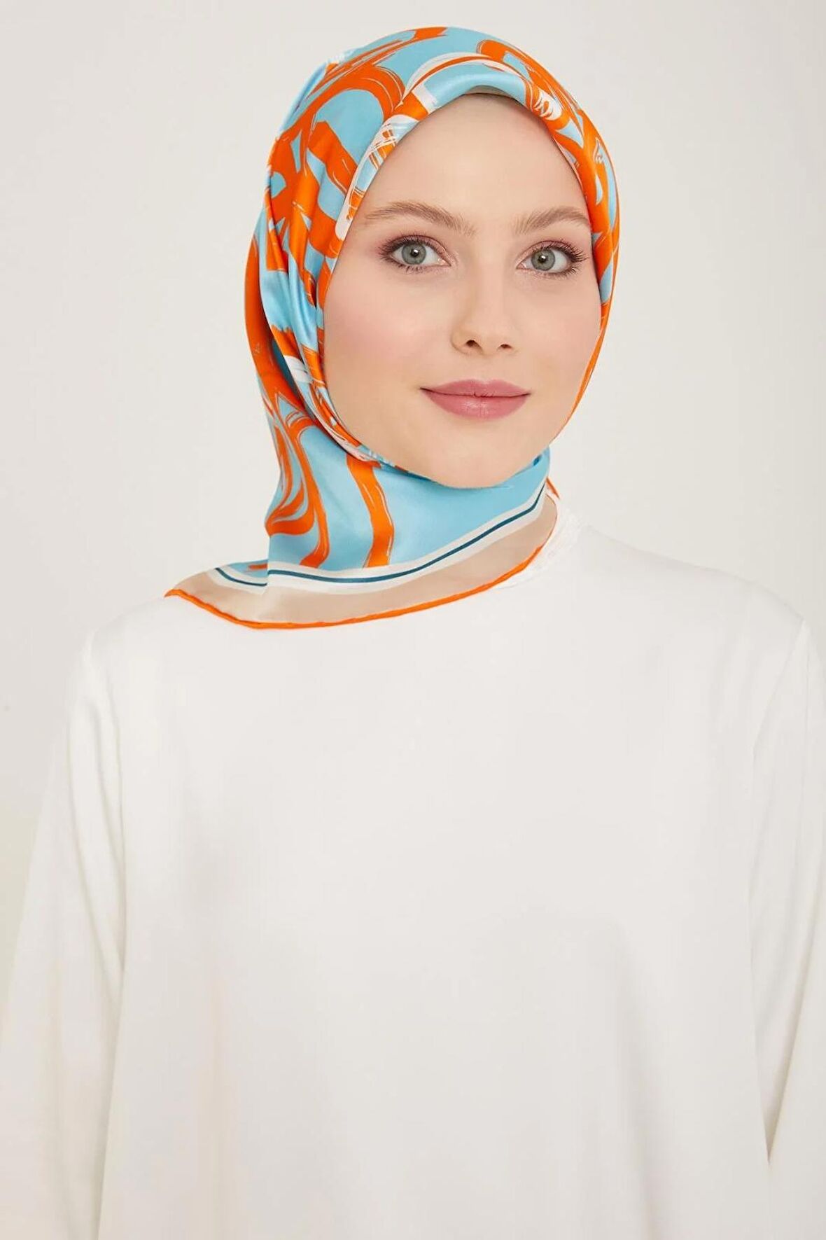 Armine Turuncu-Beyaz Çiçek Desen Sura İpek Eşarp 9123-37