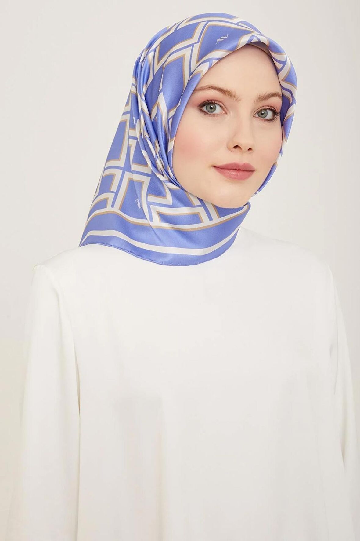 Armine Havaci Mavi-Beyaz Geometrik Desen Tivil İpek Eşarp 9132-80