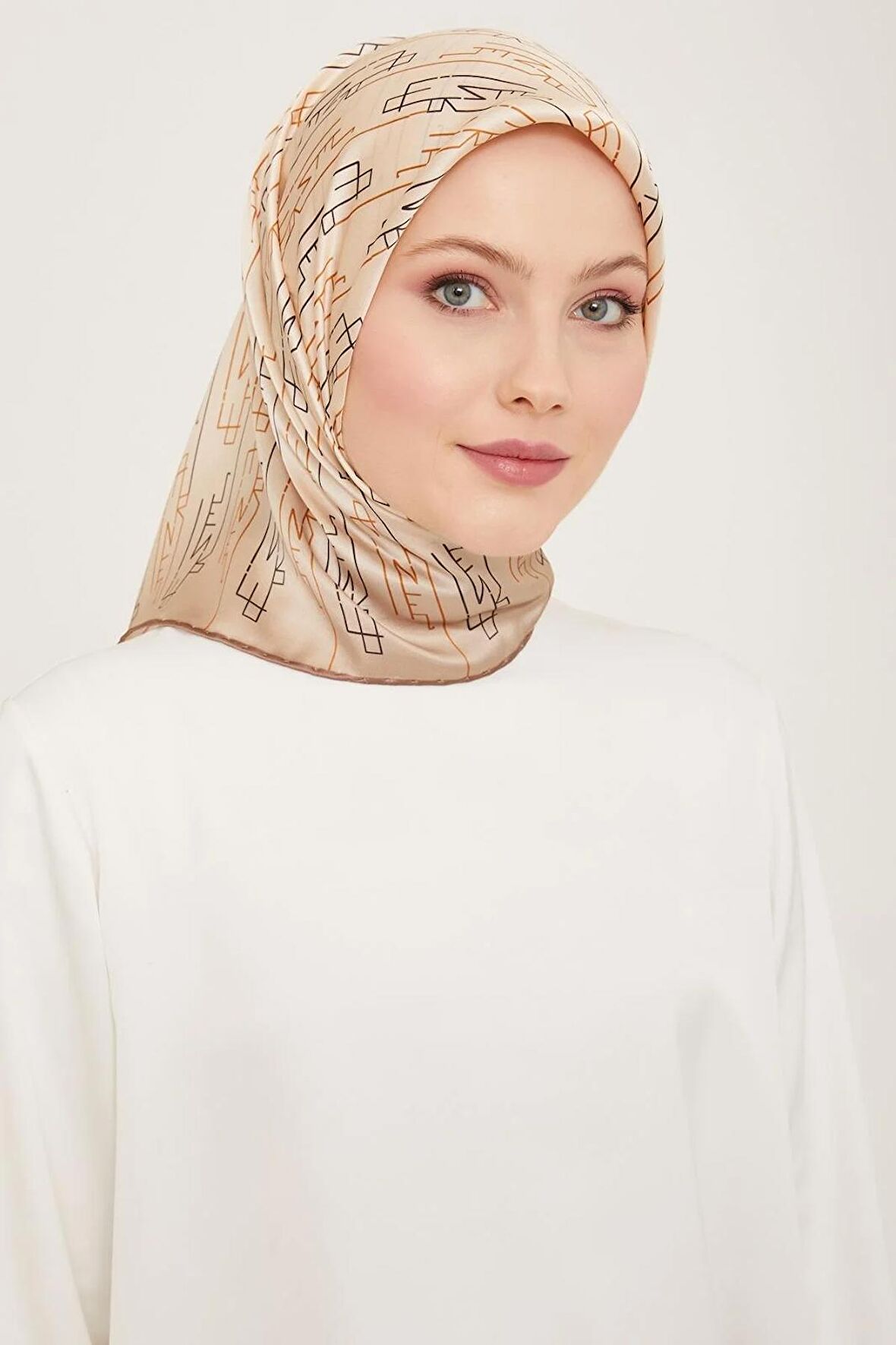 Armine Bej Yazı Desen Tivil İpek Eşarp 9142-52
