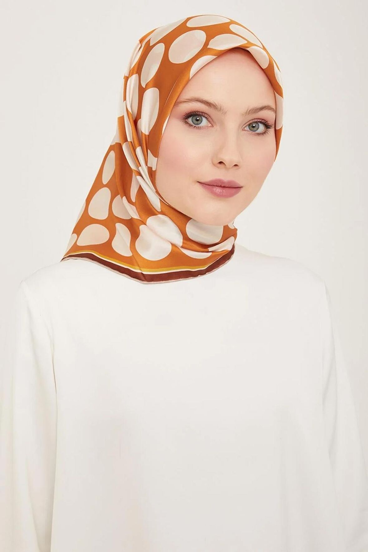Armine Turuncu-Beyaz Puantiye Desen Sura İpek Eşarp 9156-32