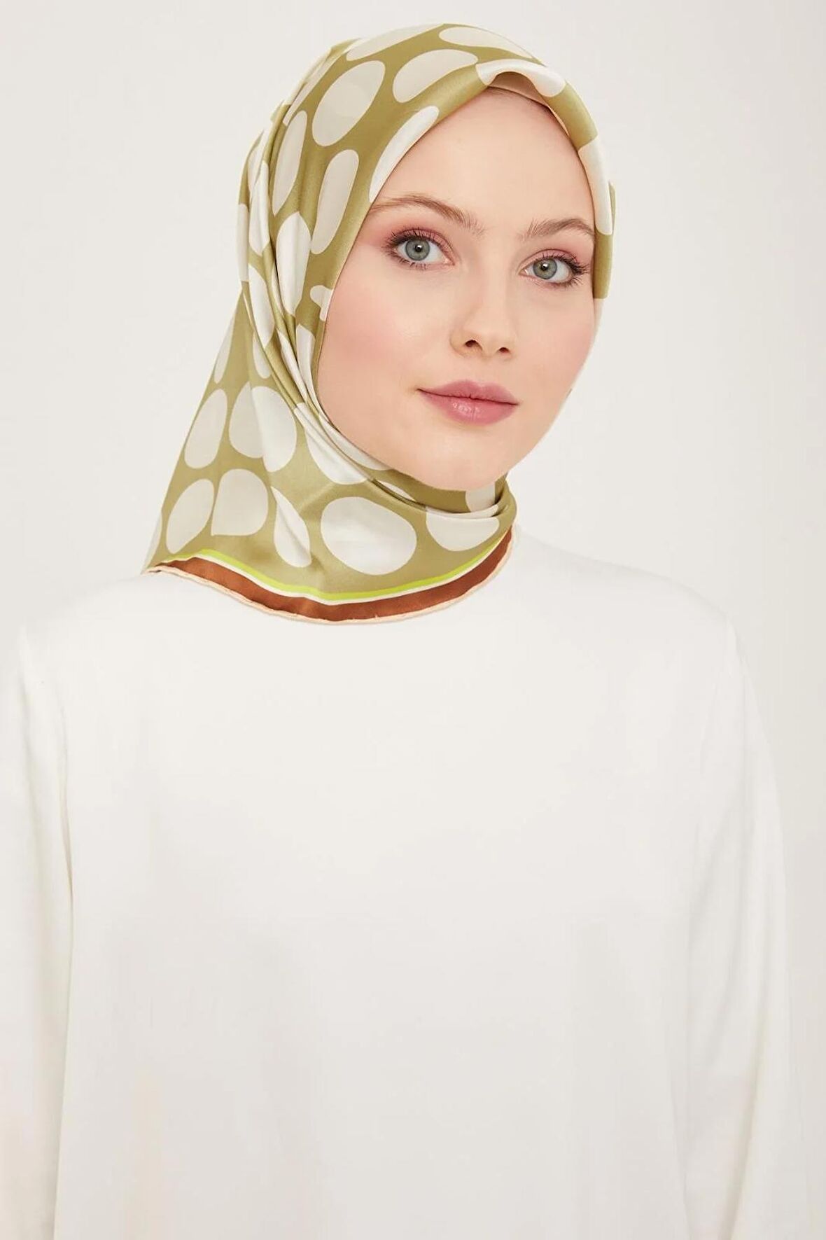 Armine Beyaz-Soft Yeşil Puantiye Desen Sura İpek Eşarp 9156-36