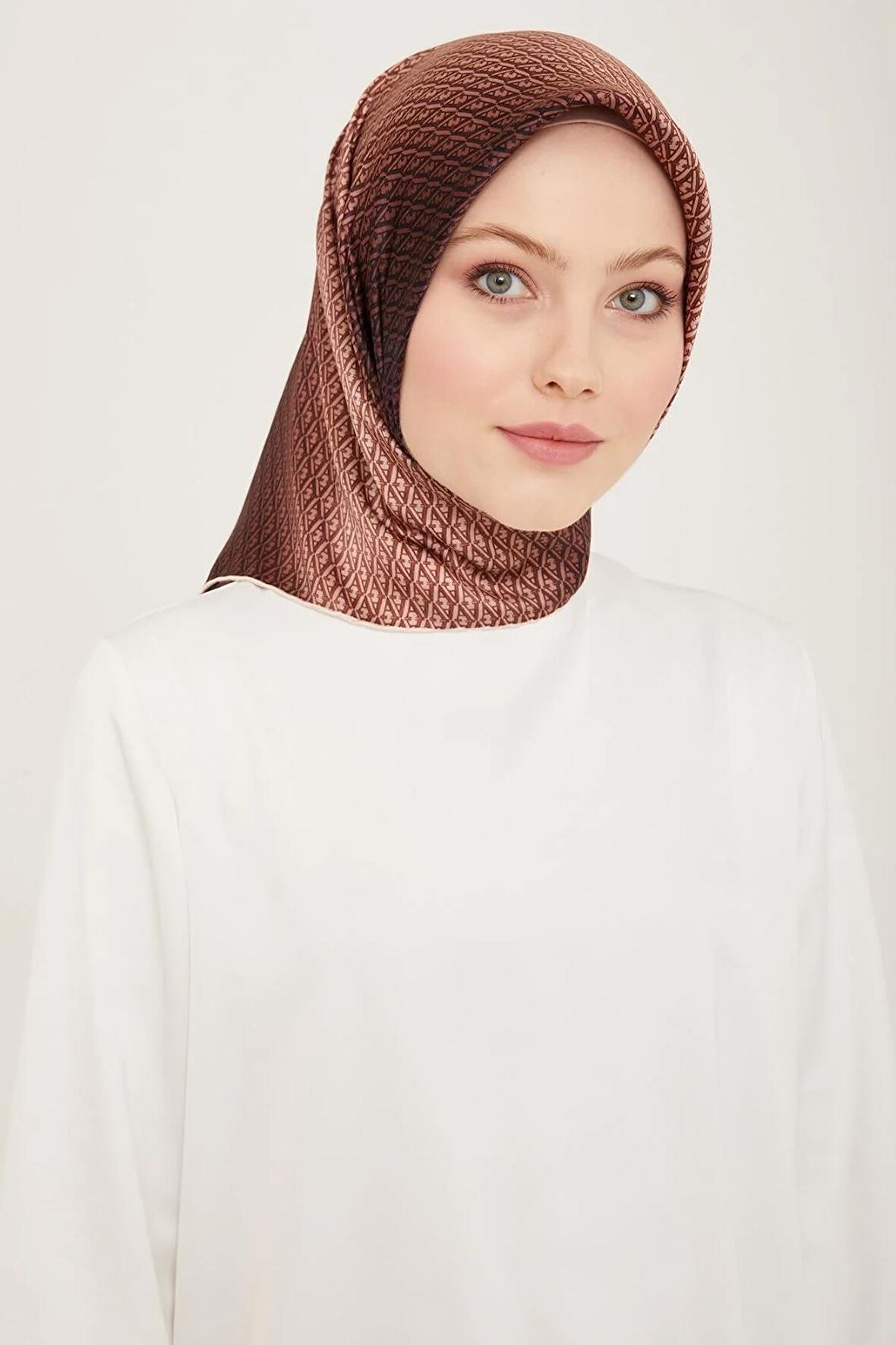 Armine Kahverengi Geçişli Monogram Desen Tivil İpek Eşarp 9104-21