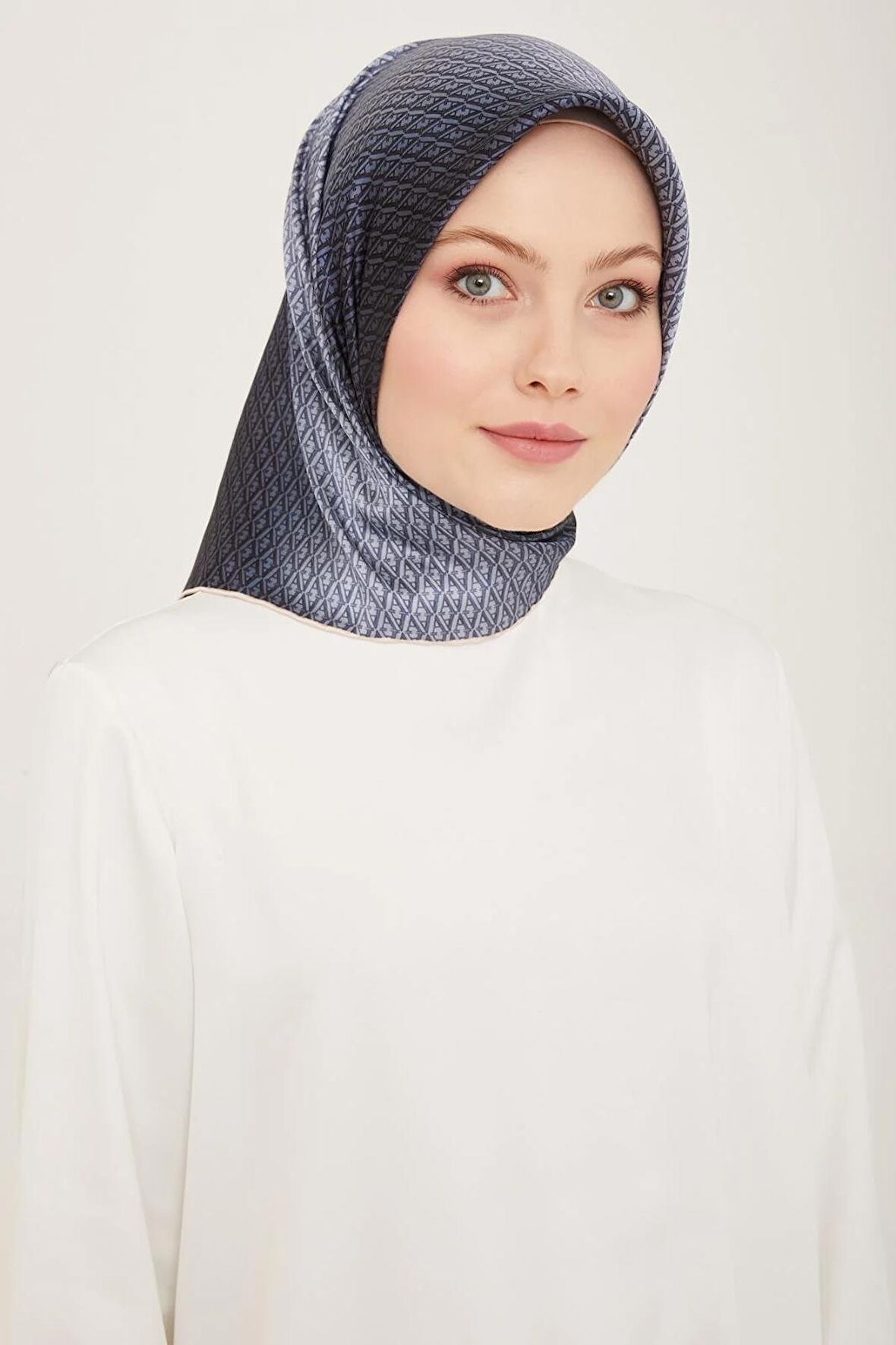 Armine Gümüş Geçişli Monogram Desen Tivil İpek Eşarp 9104-22