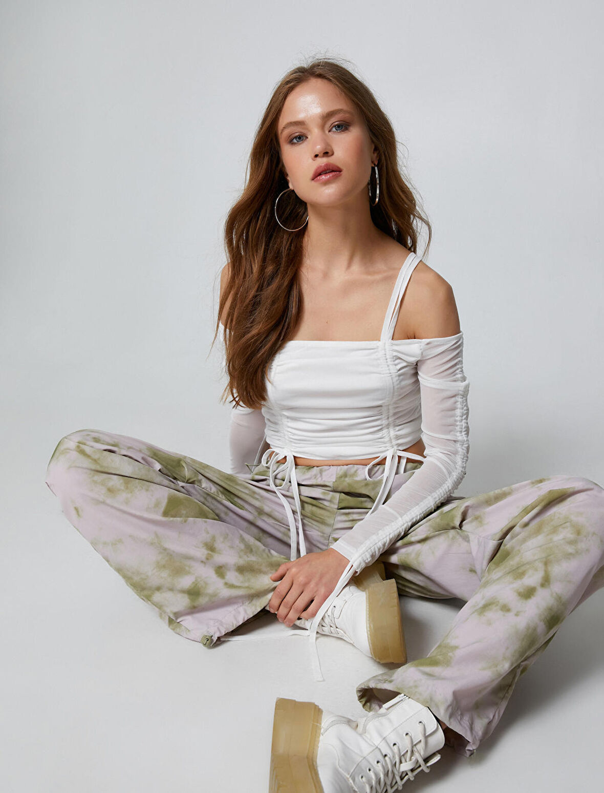 Uzun Kollu Tişört Crop Omzu Açık Büzgü Detaylı