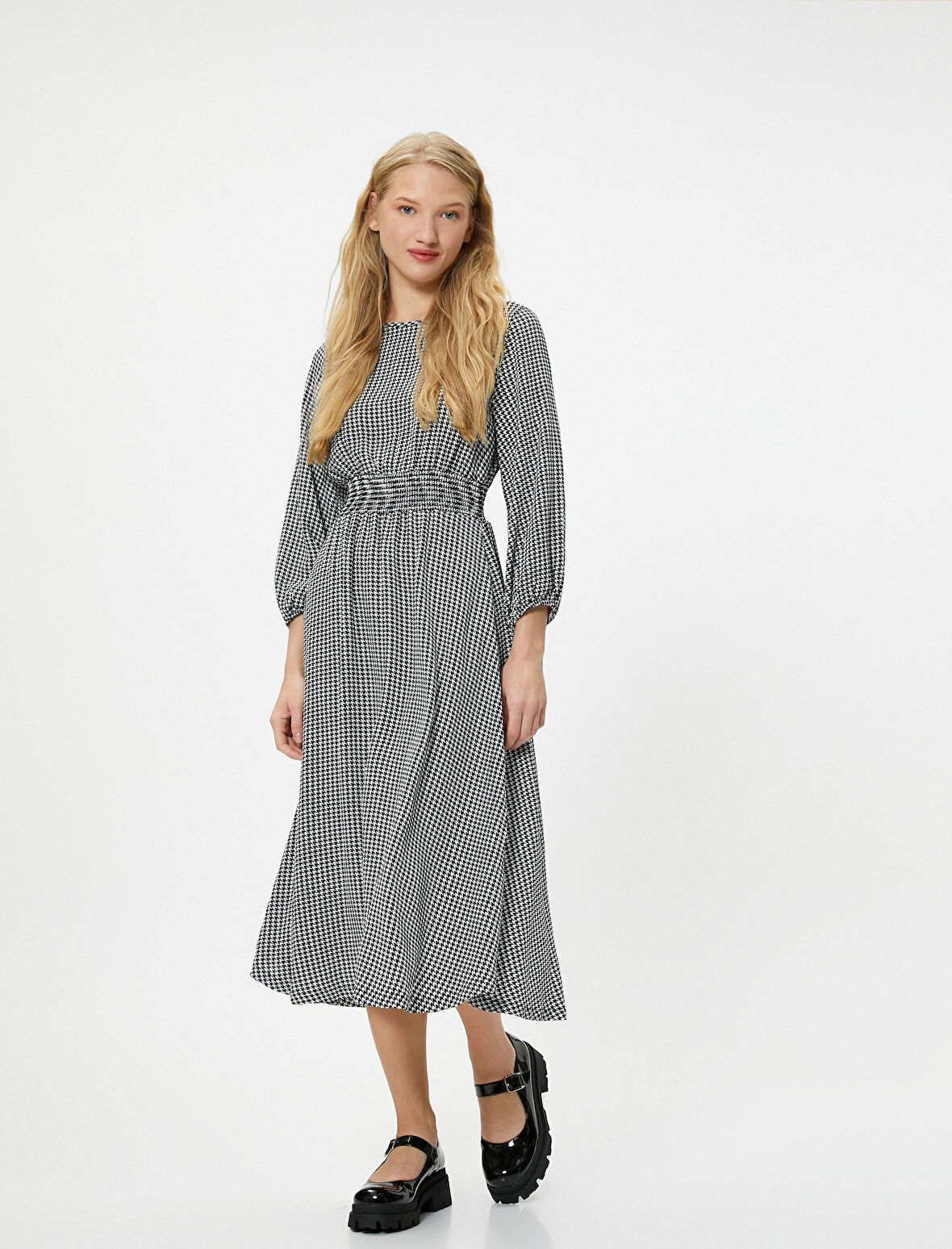 Kışlık Elbise Maksi Boy Uzun Kollu Yuvarlak Yaka Gipe Detaylı Kazayağı Desenli