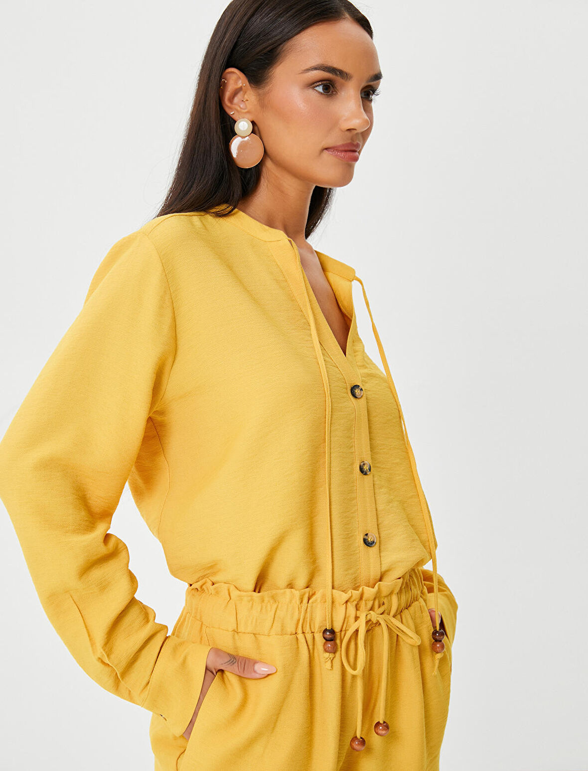 Uzun Kollu Gömlek Düğmeli Viskon Karışımlı Boncuk Bağlama Detaylı