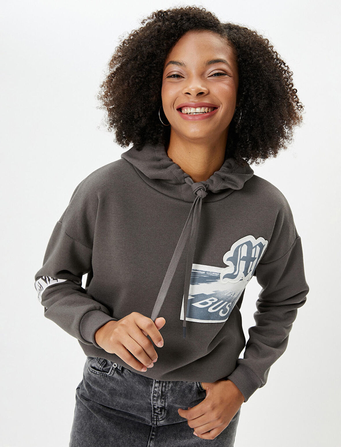 Kapşonlu Sweatshirt Arkası ve Önü Aplike Detaylı Şardonlu 