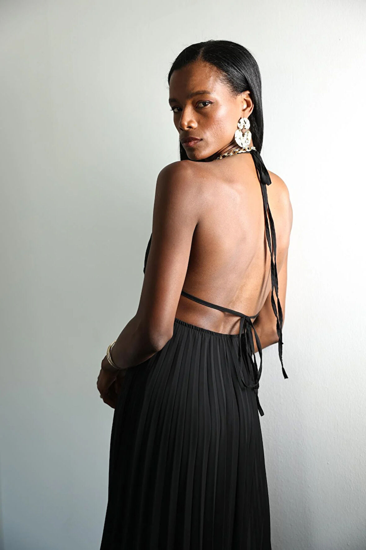 Siyah Sırt Detaylı Piliseli Elbise 111542