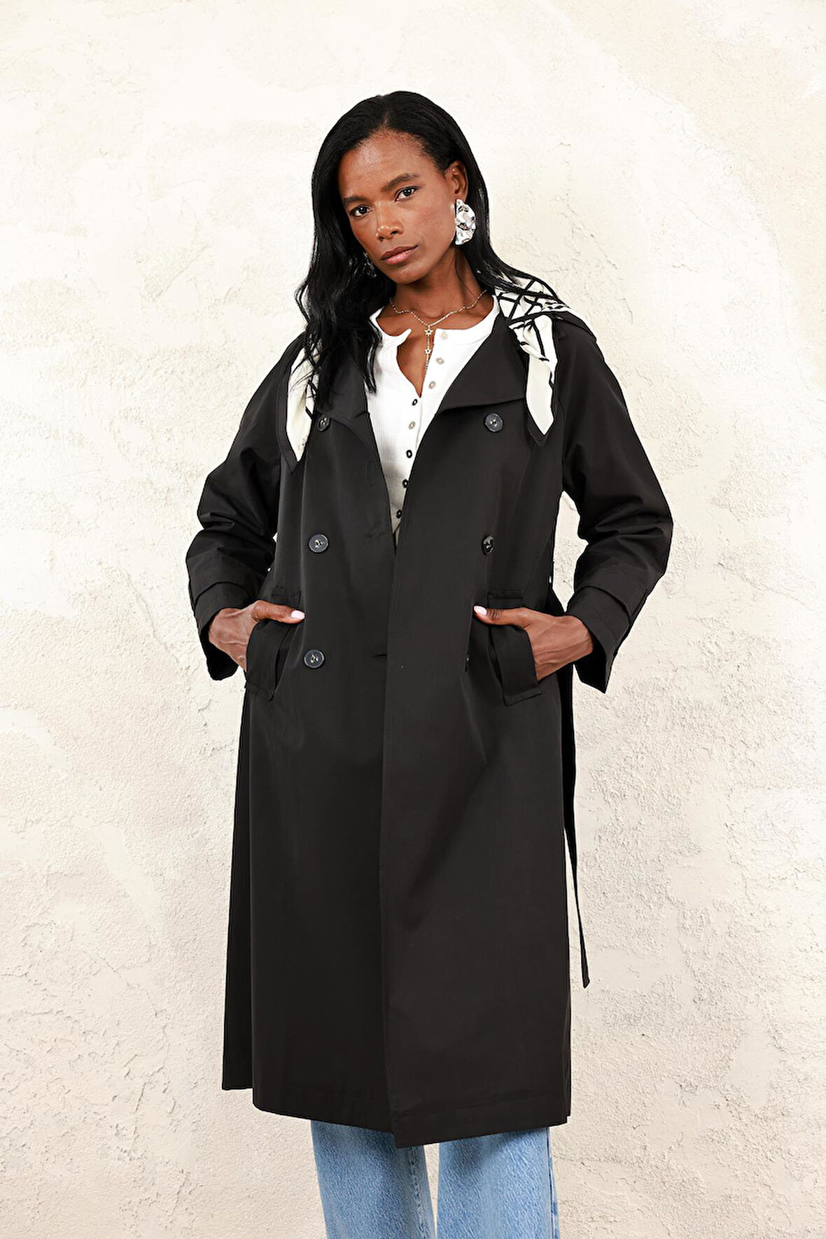 Siyah Fularlı Trençkot 