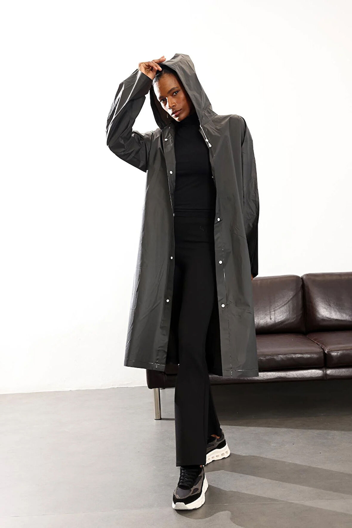 Siyah Kapüşonlu Yağmurluk 