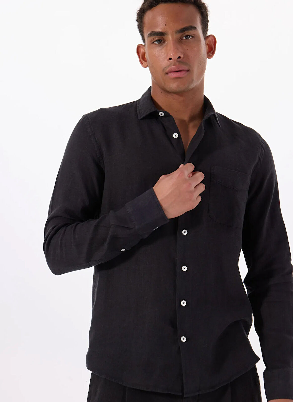 Mr. Mood Standart Düğmeli Yaka Siyah Erkek Gömlek MR MADRID