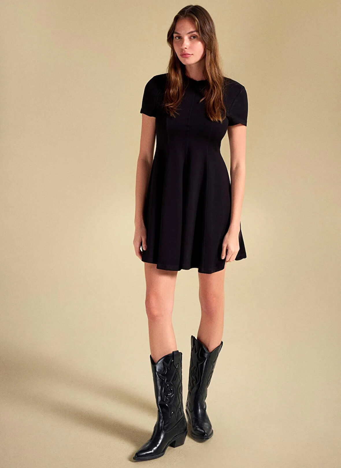 People By Fabrika Yuvarlak Yaka Düz Siyah Mini Kadın Elbise PBF5WL-ELB0117