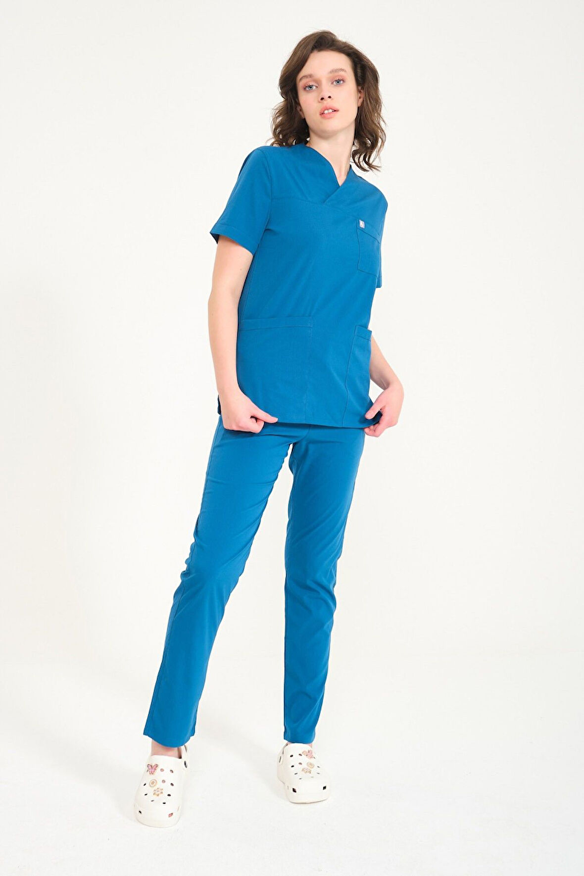 Turkuaz Likralı Zarf Yaka Scrubs Doktor Hemşire Forması Takım Unisex
