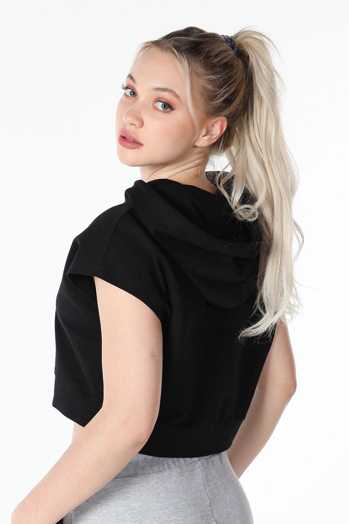 defy's KADIN BASKILI KAPÜŞONLU CROP SWEATSHIRT SİYAH - XS