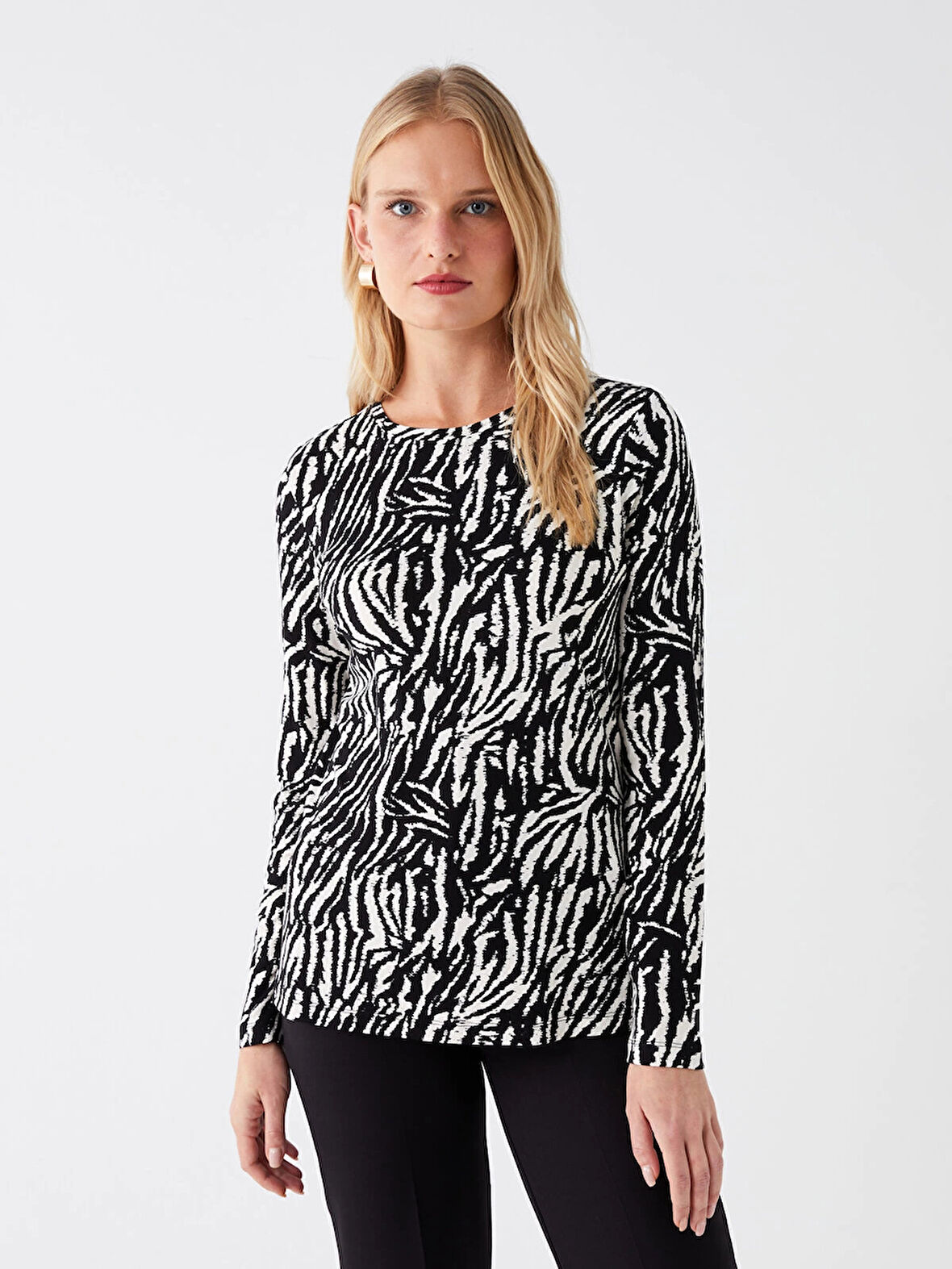LCWAIKIKI Basic Siyah Bisiklet Yaka Desenli Uzun Kollu Kadın Bluz