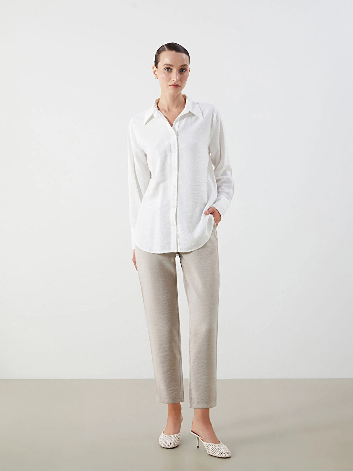 LCWAIKIKI Classic Bej Beli Lastikli Havuç Kesim Kadın Pantolon