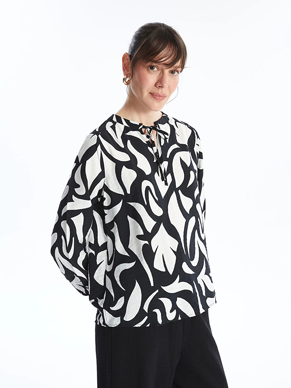 LCWAIKIKI Classic Siyah Bağlamalı Yaka Çiçekli Uzun Kollu Kadın Bluz