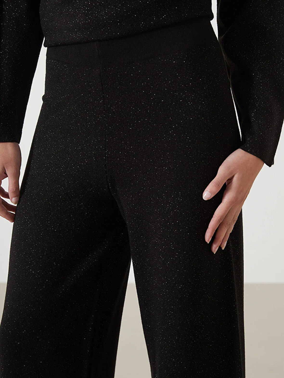Beli Lastikli Parlak Görünümlü Kadın Triko Pantolon_W4IT41Z8-CVL_8684146952854_XL