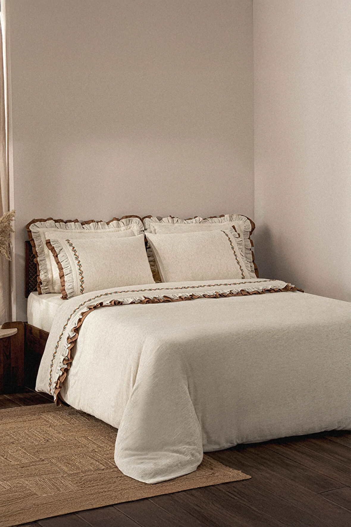 Ecocotton Maide Bej Çift Kişilik Organik Pamuk Kenevir Karışımlı Nakışlı Nevresim Takımı