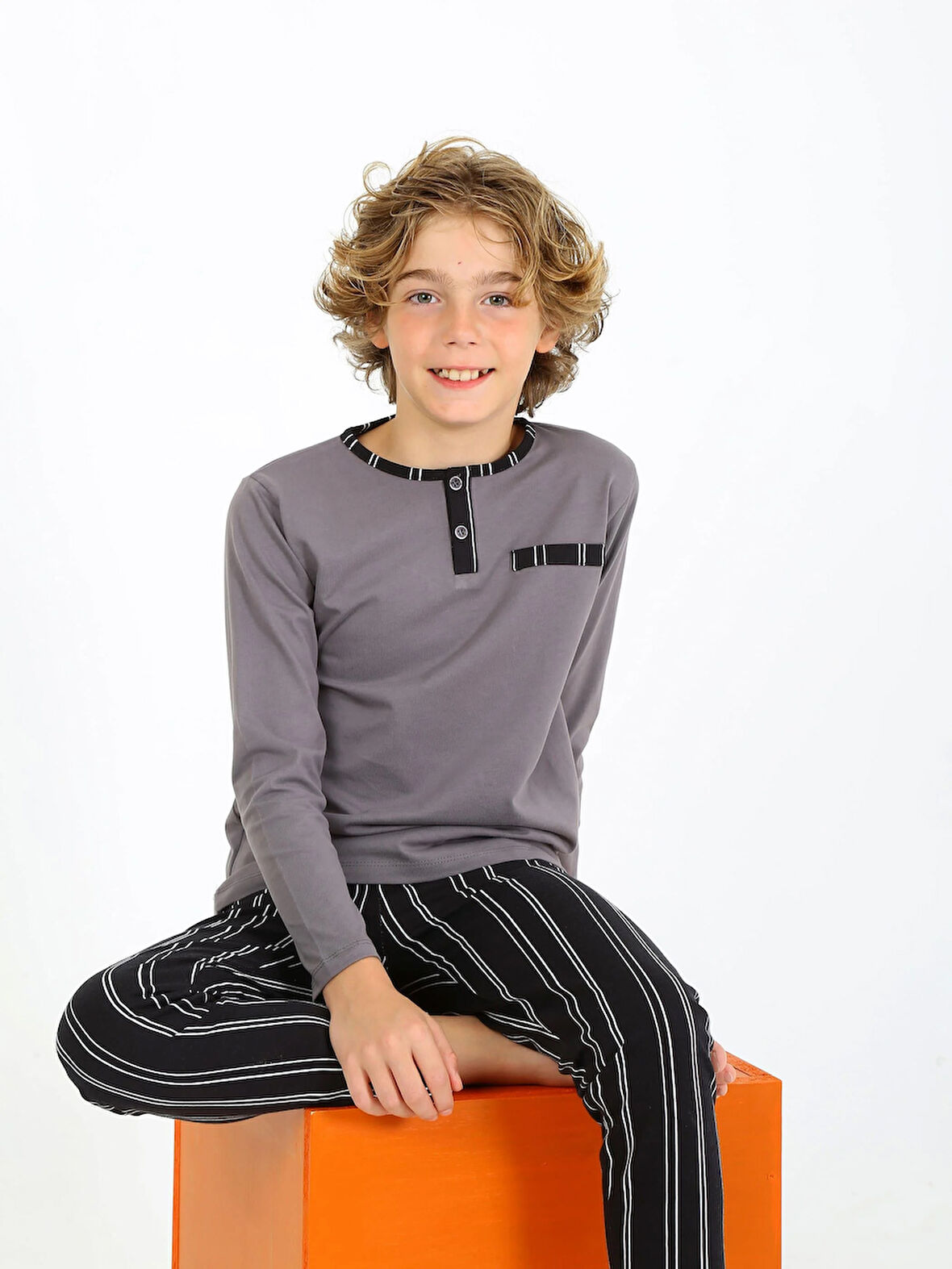 Erkek Çocuk Uzun Kollu %100 Pamuklu Düğme Detaylı Pijama Takımı Classic